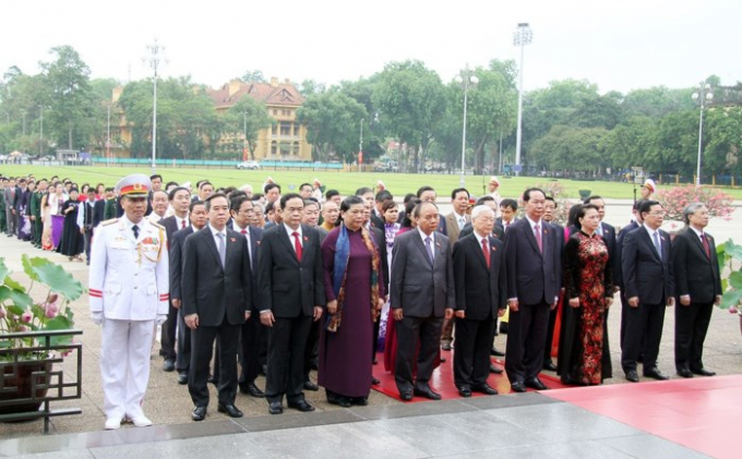 Đo&agrave;n ĐBQH v&agrave;o lăng viếng Chủ tịch Hồ Ch&iacute; Minh s&aacute;ng 21-5