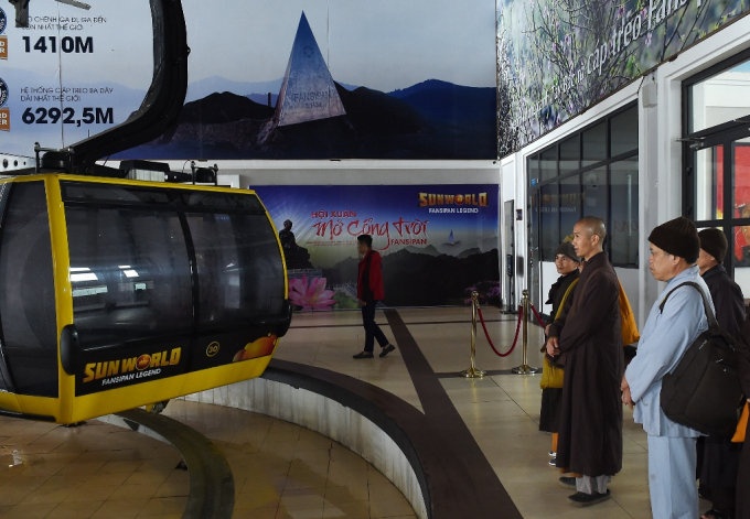 C&aacute;c đo&agrave;n tăng ni phật tử gh&eacute; thăm Fansipan.