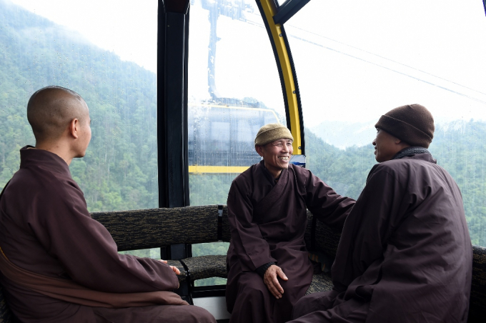 C&aacute;c đo&agrave;n tăng ni phật tử gh&eacute; thăm Fansipan.