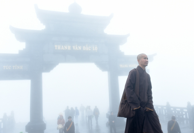 C&aacute;c đo&agrave;n tăng ni phật tử gh&eacute; thăm Fansipan.