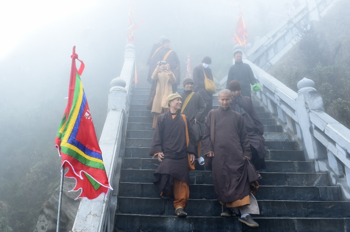 C&aacute;c đo&agrave;n tăng ni phật tử gh&eacute; thăm Fansipan.