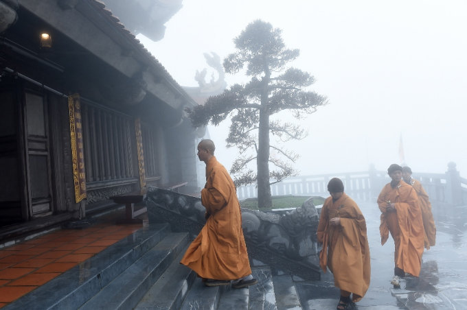 C&aacute;c đo&agrave;n tăng ni phật tử gh&eacute; thăm Fansipan.