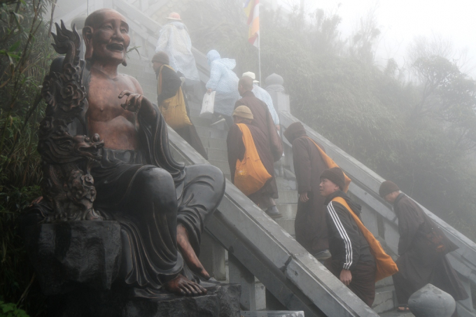 C&aacute;c đo&agrave;n tăng ni phật tử gh&eacute; thăm Fansipan.