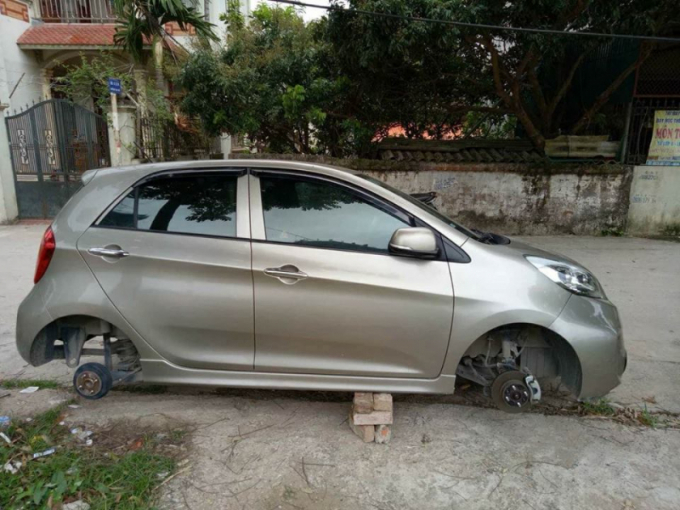 Chiếc xe &ocirc; t&ocirc; Kia Morning bị kẻ gian trộm hai b&aacute;nh b&ecirc;n phải.