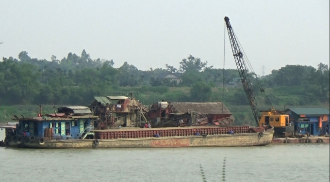 T&igrave;nh trạng khai th&aacute;c c&aacute;t tr&ecirc;n s&ocirc;ng L&ocirc; vẫn diễn ra. Ảnh Kinhdoanhnet.