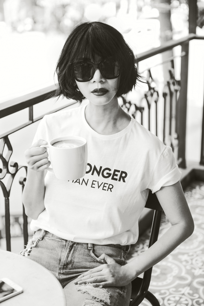 D&ugrave; l&agrave; trang phục sơ mi trắng, v&aacute;y đen sang trọng hay quần jean, &aacute;o thun năng động, Xu&acirc;n Lan vẫn chứng minh được &ldquo;thần th&aacute;i&rdquo; của m&igrave;nh th&ocirc;ng qua m&aacute;i t&oacute;c bob được đ&aacute;nh rối ngẫu hứng.