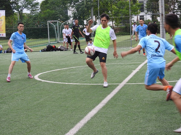 C&aacute;c cầu thủ b&aacute;o Gi&aacute;o dục v&agrave; Thời đại (&aacute;o xanh da trời) c&oacute; m&agrave;n tr&igrave;nh diễn xuất sắc trước đội b&oacute;ng b&aacute;o Tiền Phong.