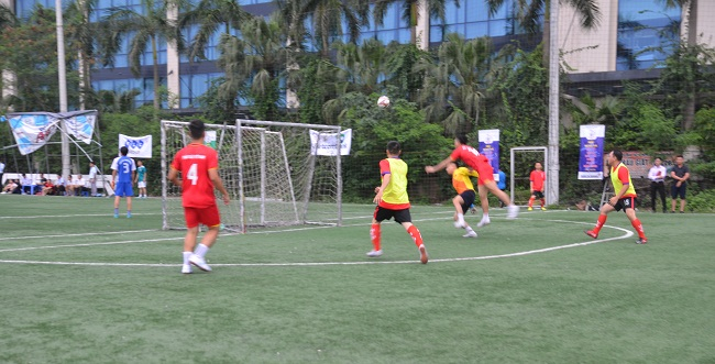 Pha lập c&ocirc;ng của c&aacute;c cầu thủ b&aacute;o Ph&aacute;p luật Việt Nam (&aacute;o đỏ) v&agrave;o lưới đội b&oacute;ng b&aacute;o Nh&acirc;n đạo v&agrave; Đời sống.