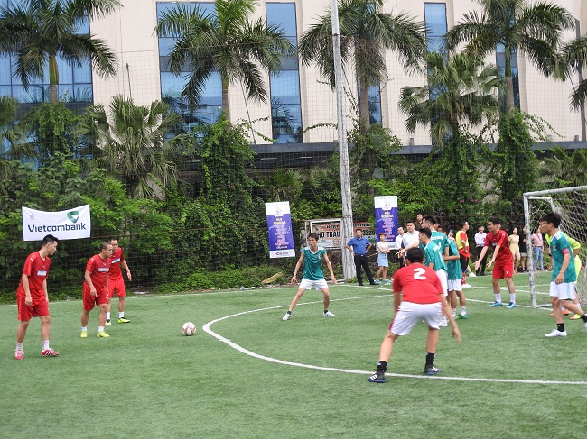 Đội b&oacute;ng Thời b&aacute;o Ng&acirc;n h&agrave;ng (&aacute;o đỏ) bất ngờ