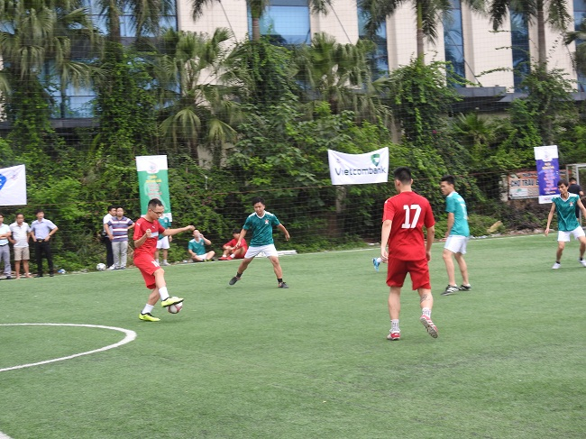 C&aacute;c cầu thủ Thời b&aacute;o Ng&acirc;n h&agrave;ng &aacute;p dụng lối chơi chặt chẽ, tận dụng mọi cơ hội để gi&agrave;nh chiến thắng trước đội b&oacute;ng b&aacute;o Qu&acirc;n đội Nh&acirc;n d&acirc;n.