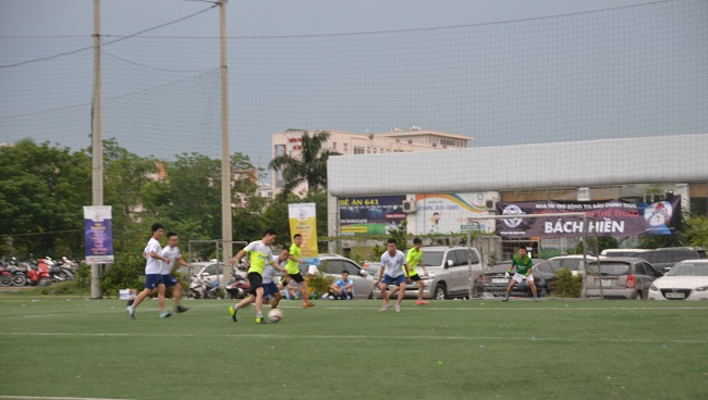 Trận đấu giữa Li&ecirc;n qu&acirc;n B&aacute;o ch&iacute; Vĩnh Ph&uacute;c tại H&agrave; Nội v&agrave; đội b&oacute;ng b&aacute;o D&acirc;n Tr&iacute; diễn ra với thế trận c&acirc;n bằng.