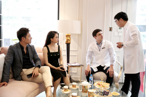 Mạnh Trường &ndash; Hồng Diễm t&igrave;m hiểu về phương ph&aacute;p l&agrave;m đẹp kh&ocirc;ng x&acirc;m lấn tại Khaan.