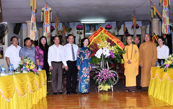B&agrave;y tỏ sự vui mừng khi được tới thăm Đại l&atilde;o H&ograve;a thượng Th&iacute;ch Phổ Tuệ, Trưởng Ban D&acirc;n vận Trung ương Trương Thị Mai thay mặt l&atilde;nh đạo Đảng, Nh&agrave; nước, Mặt trận Tổ quốc Việt Nam ch&uacute;c mừng Đại l&atilde;o H&ograve;a thượng nh&acirc;n dịp Lễ Phật đản.