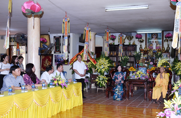 Nh&acirc;n dịp n&agrave;y, Trưởng ban D&acirc;n vận Trung ương Trương Thị Mai gửi lời ch&uacute;c tới c&aacute;c vị trong Hội đồng Chứng minh, Hội đồng Trị sự, c&aacute;c h&ograve;a thượng, tăng ni, phật tử cả nước lu&ocirc;n mạnh khỏe, an lạc.