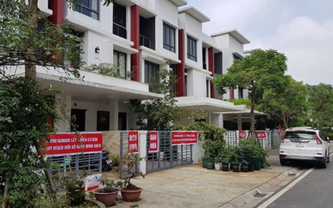 Người d&acirc;n Khu đ&ocirc; thị Gamuda Gardens treo băng r&ocirc;n phản đối việc chủ đầu tư thay đổi quy hoạch. Ảnh: VOV.