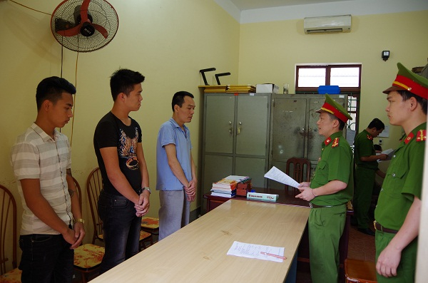 Cơ quan điều tra tống đạt quyết định khởi tố c&aacute;c đối tượng mang quan t&agrave;i đi đ&ograve;i nợ g&acirc;y rối trật tự c&ocirc;ng cộng.