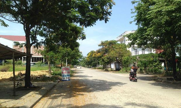 Chỉ c&aacute;ch nhau 1 con đường nhưng một b&ecirc;n mang hộ khẩu th&agrave;nh phố, một b&ecirc;n mang hộ khẩu n&ocirc;ng th&ocirc;n