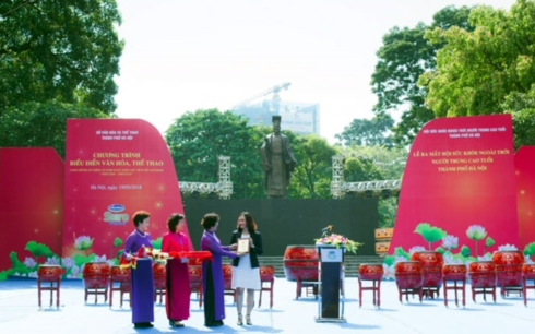 B&agrave; Nguyễn Thị Kim Phượng, Gi&aacute;m đốc Marketing ng&agrave;nh h&agrave;ng Sữa Bột Vinamilk nhận Kỷ niệm chương Th&agrave;nh vi&ecirc;n danh dự của Hội Sức khỏe ngo&agrave;i trời người trung cao tuổi TP H&agrave; Nội.