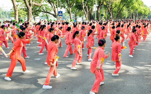 Hơn 2.150 người cao tuổi tham gia đồng diễn dưới l&ograve;ng đường hồ Ho&agrave;n Kiếm, H&agrave; Nội.