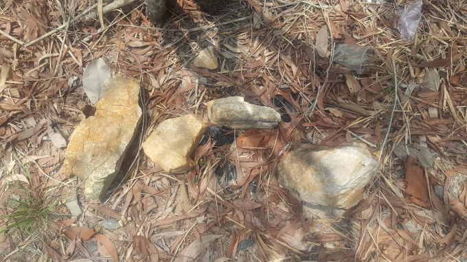 Dấu vết một bếp nấu được cho l&agrave; do du kh&aacute;ch để lại