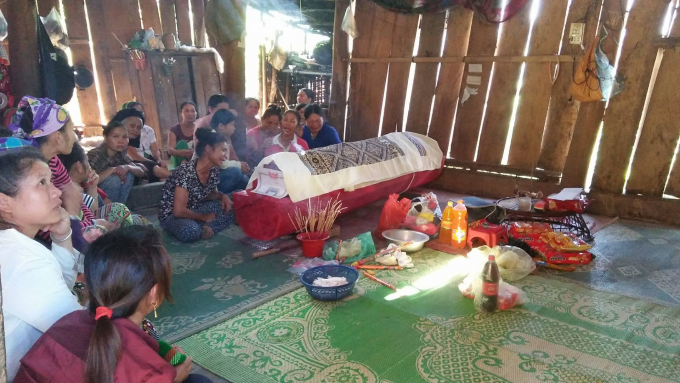 Gia đ&igrave;nh đau đớn trước sự ra đi đột ngột của c&aacute;c nạn nh&acirc;n.