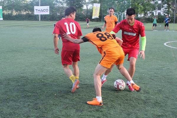 T&igrave;nh huống tranh b&oacute;ng quyết liệt giữa Đ&agrave;i Tiếng n&oacute;i Việt Nam 3- 0 Thời b&aacute;o Ng&acirc;n h&agrave;ng.