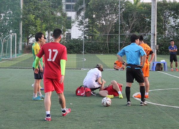 Nh&acirc;n vi&ecirc;n y tế đ&atilde; phải v&agrave;o s&acirc;n để chăm s&oacute;c cho c&aacute;c cầu thủ bị chấn thương.