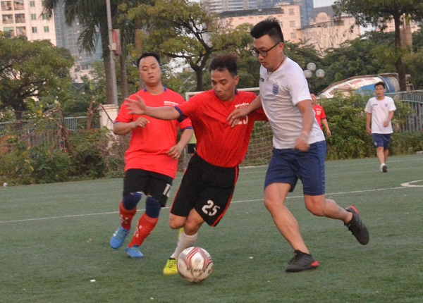 B&aacute;o D&acirc;n tr&iacute; (&aacute;o trắng) đ&atilde; c&oacute; chiến thắng thuyết phục 3-1 trước B&aacute;o Nh&acirc;n đạo v&agrave; Đời sống