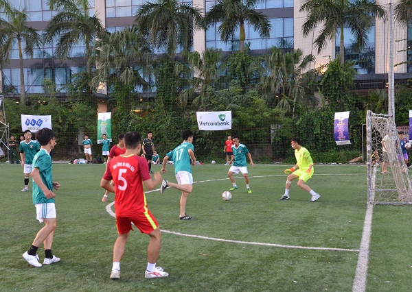 &nbsp;B&aacute;o C&ocirc;ng an Nh&acirc;n d&acirc;n (&aacute;o đỏ) đ&atilde; c&oacute; chiến thắng 2-0 trước B&aacute;o Qu&acirc;n đội Nh&acirc;n d&acirc;n để gi&agrave;nh quyền v&agrave;o trận b&aacute;n kết