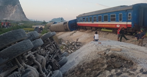 Nóng: Tàu hỏa đối đầu xe tải ở Thanh Hóa làm 2 người chết, 8 người bị thương