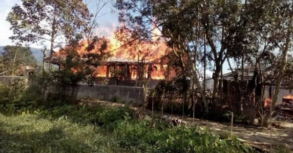 Hà Giang: Nghi chập điện, 2 nhà sàn 3 gian bị lửa thiêu rụi