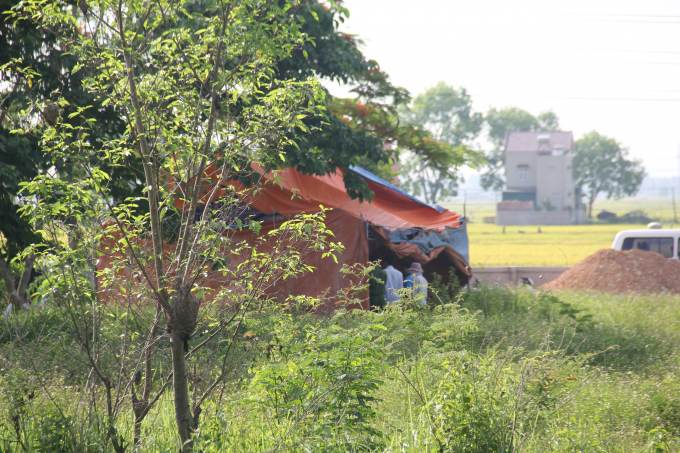 HIện trường kh&aacute;m nghiệm tử thi chị Đ&agrave;o Thị Hoa.