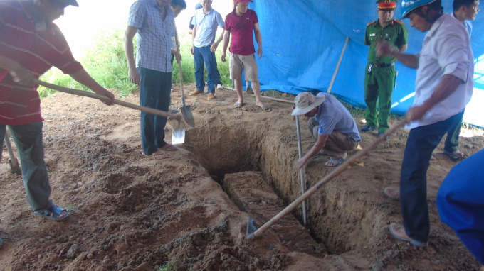 Hiện trường vụ khai quật tử thi chị Đ&agrave;o Thị Hoa.