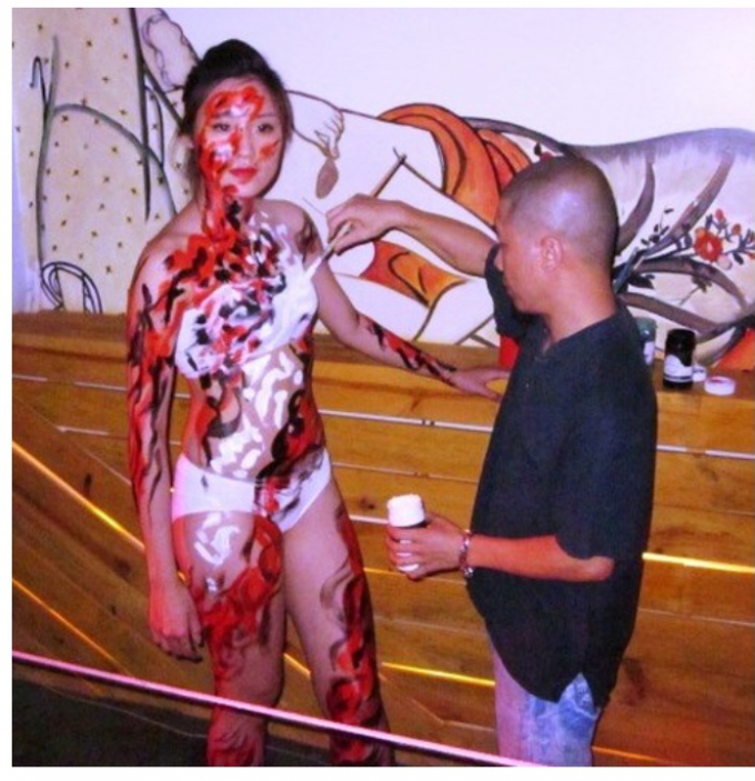 Ho&agrave;ng Anh từng l&agrave;m mẫu người mẫu body painting cho họa sĩ Phương Vũ Mạnh.