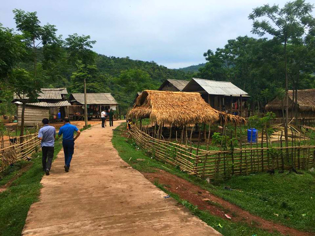 Đời sống d&acirc;n bản Ka Ai đang ng&agrave;y một n&acirc;ng l&ecirc;n, đường s&aacute; trong bản cũng được b&ecirc; t&ocirc;ng h&oacute;a, c&oacute; điện s&aacute;ng, c&oacute; ph&ograve;ng học cho c&aacute;c ch&aacute;u tiểu học v&agrave; mầm non.