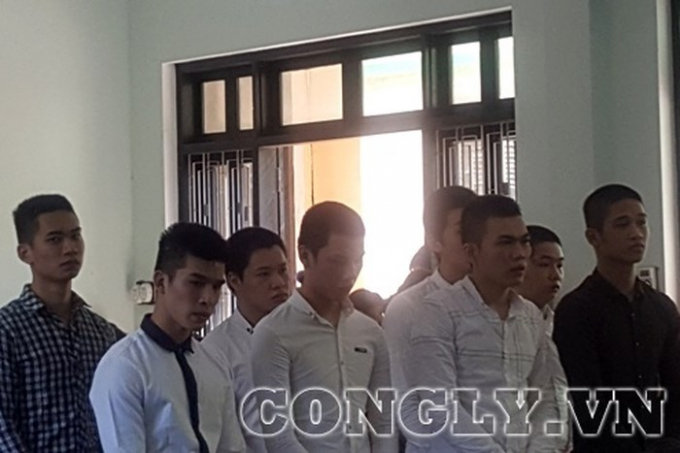 C&aacute;c bị c&aacute;o tại phi&ecirc;n t&ograve;a. (Ảnh: b&aacute;o C&ocirc;ng l&yacute;)