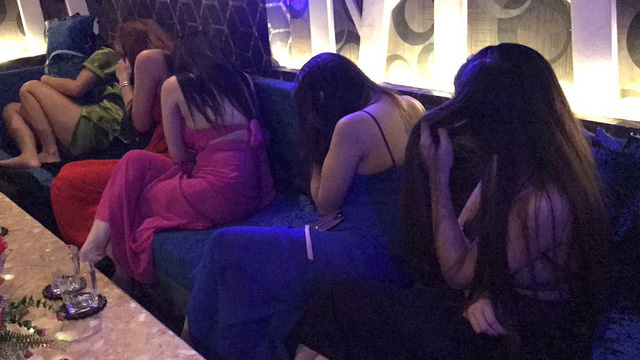 C&aacute;c tiếp vi&ecirc;n nh&agrave; h&agrave;ng Một Trăm Mười