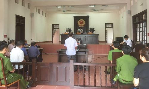 To&agrave;n cảnh phi&ecirc;n t&ograve;a.