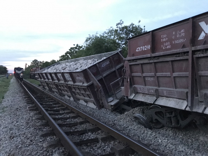 Một toa t&agrave;u chở h&agrave;ng bị lật nghi&ecirc;ng trật khỏi đường ray.