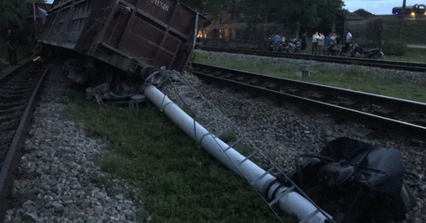 Tàu hỏa lại trật bánh khỏi đường ray ở Nghệ An, toa tàu lật nghiêng