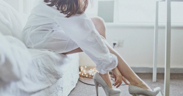 Chồng giúp bạn gái của vợ thăng hoa