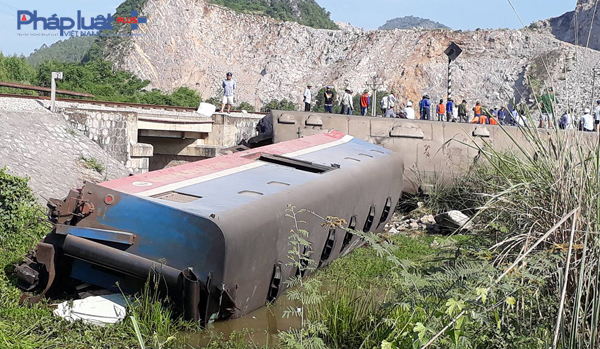 Những toa t&agrave;u bay ra khỏi đường ray sau khi t&ocirc;ng thẳng v&agrave;o xe tải Howo.