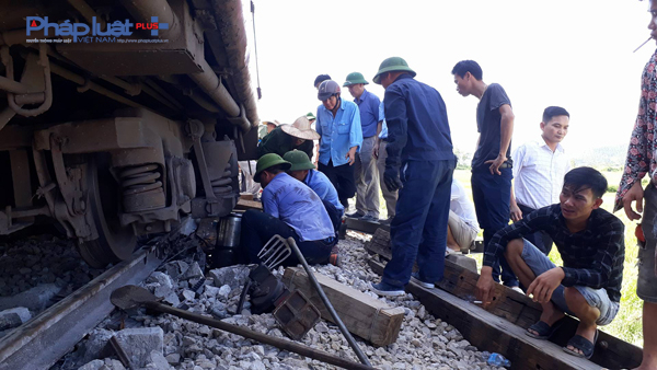 Vụ tai nạn kinh ho&agrave;ng khiến 2 l&aacute;i t&agrave;u tử vong, nhiều người kh&aacute;c bị thương.