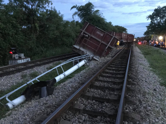 C&ugrave;ng v&agrave;o thời điểm, tại Nghệ An một t&agrave;u h&agrave;ng lại gặp sự cố, trật b&aacute;nh khỏi đường ray khi đang v&agrave;o ga, khiến tuyến đường sắt lại rơi v&agrave;o t&igrave;nh cảnh t&ecirc; liệt.