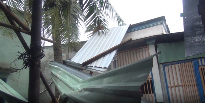 Mưa k&egrave;m theo gi&oacute; giật mạnh đ&atilde; khiến nhiều nh&agrave; d&acirc;n bị tốc m&aacute;i