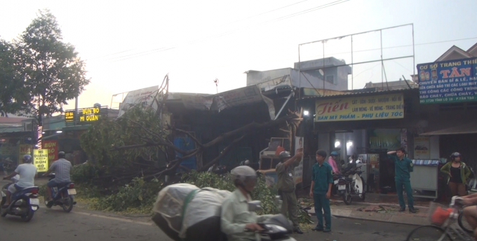 Lực lượng chức năng c&oacute; mặt ph&acirc;n lu&ocirc;ng giao th&ocirc;ng