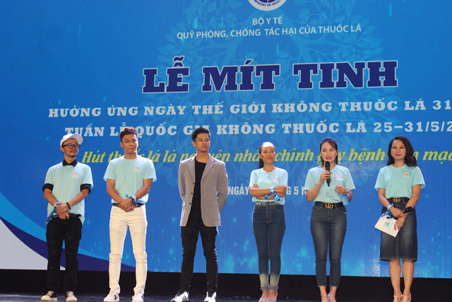 C&aacute;c ca sĩ, nghệ sĩ giao lưu, k&ecirc;u gọi c&aacute;c bạn trẻ, sinh vi&ecirc;n kh&ocirc;ng n&ecirc;n h&uacute;t thuốc.