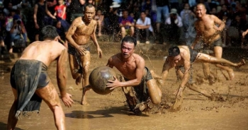 Báo Anh đăng chùm ảnh đẹp giới thiệu lễ hội cầu nước của Việt Nam