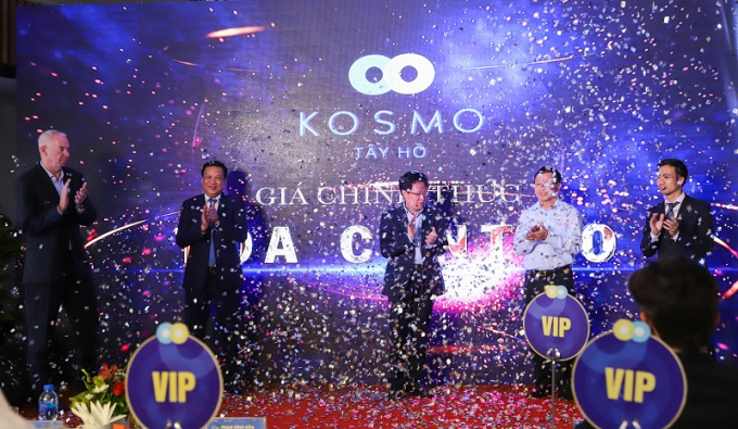 C&aacute;c đại biểu ch&uacute;c mừng sau khi thực hiện nghi thức