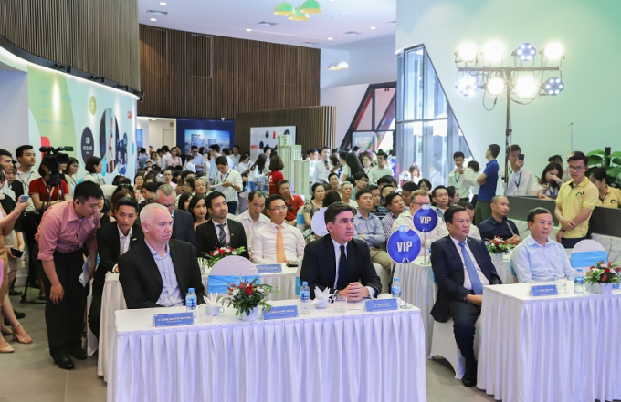 Đ&ocirc;ng đảo kh&aacute;ch h&agrave;ng tham dự sự kiện từ rất sớm